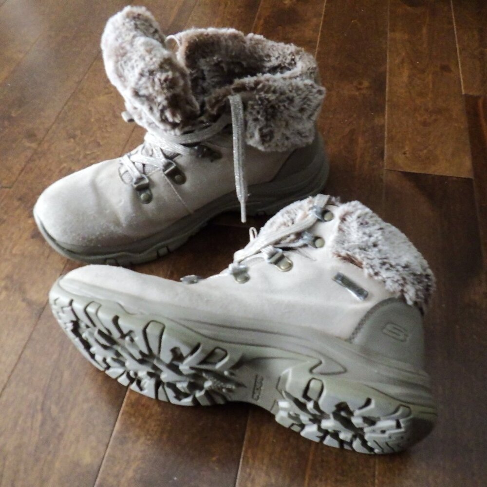 Sketchers Booties Women's Size 7US 4UK Winter Wear Waterproof Suede Faux Fir